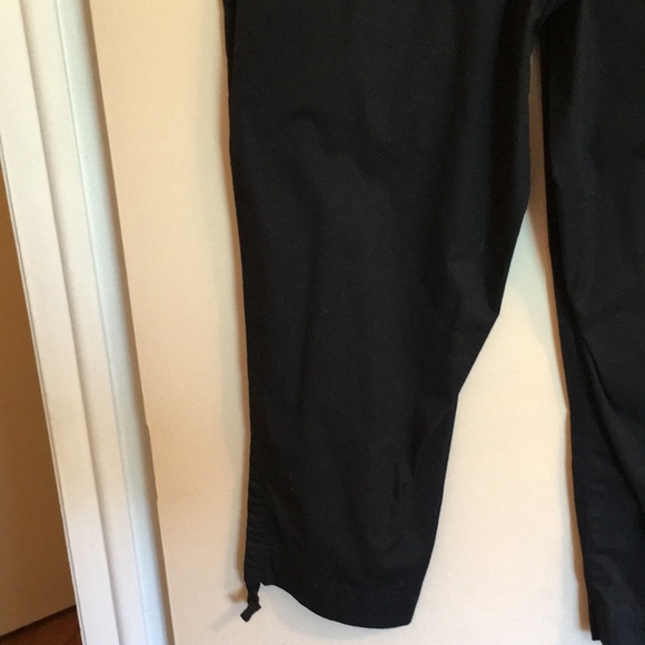 Sophisticated and elegant black cotton capris by Jones New York! - Picture 12 of 16